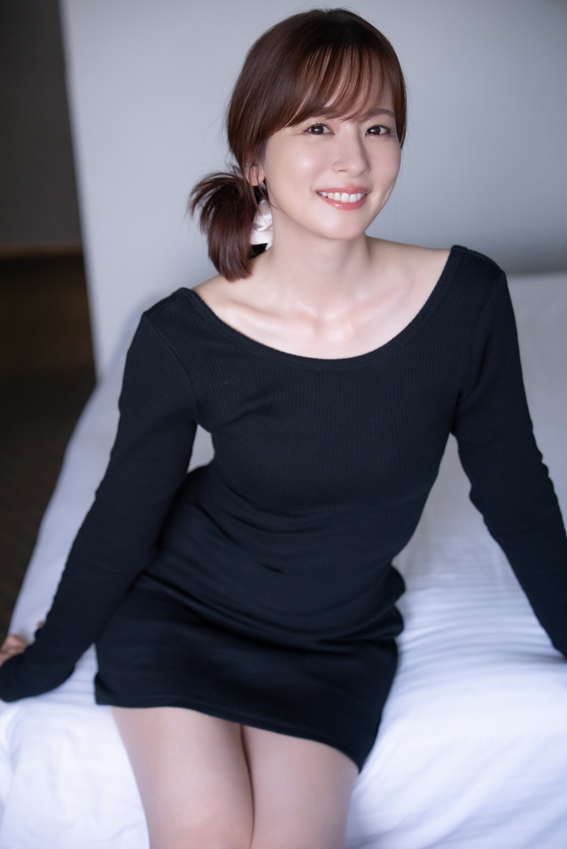 皆藤愛子 写真集『grazing』撮影：根本好伸（C）小学館