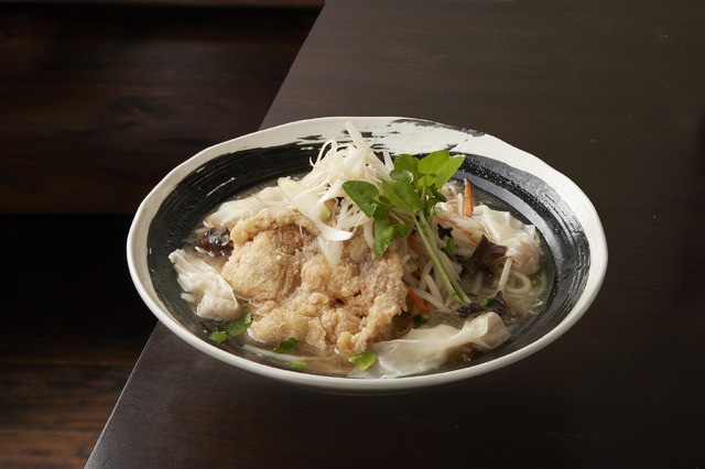 【函館麺厨房あじさい】「北海道産牛豚あいびき特塩雲呑麺」1,980円(1杯) 《各日数量限定》