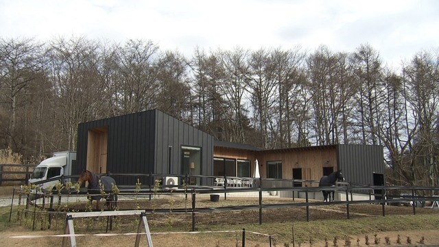 天井高のある黒のガルバリウム鋼板に覆われた平屋©MBS