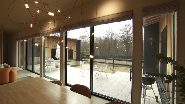 リビングから左手に見える馬の部屋（馬房）©MBS