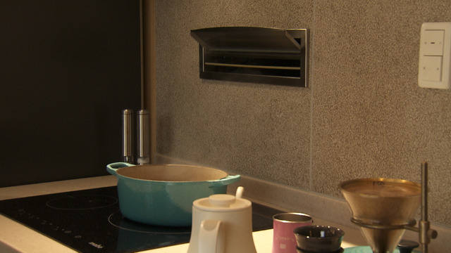 郵便ポストのような壁付けの換気扇©MBS