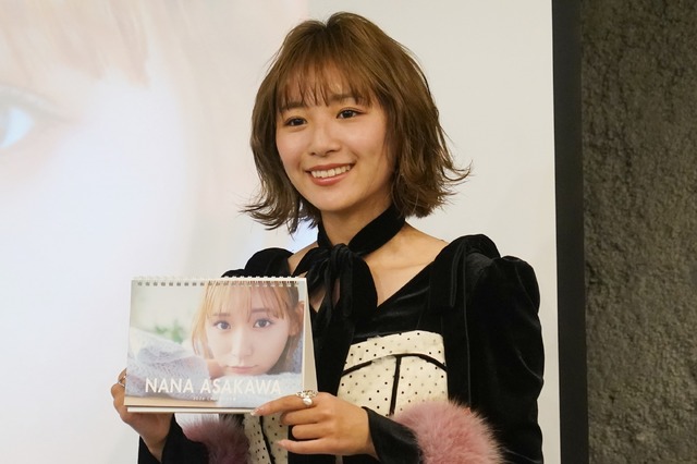 浅川梨奈【写真：竹内みちまろ】