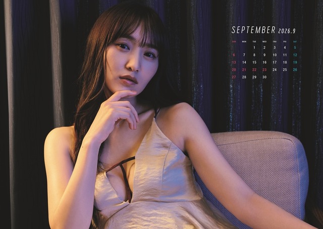 先行カット・菅井友香 カレンダー『よるすがい』（C）ワニブックス