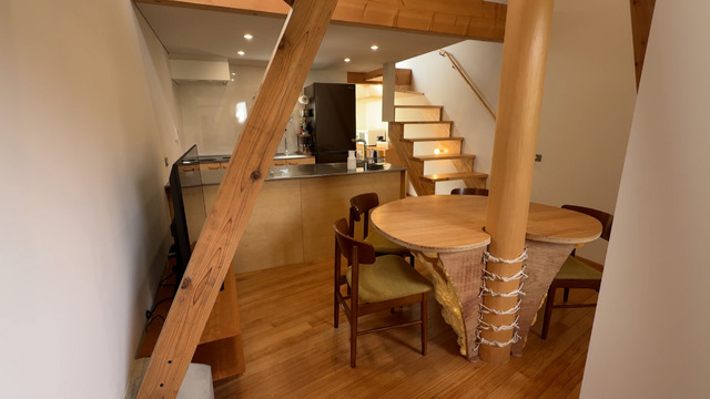 ダイニングの中央には構造上必要な大きな柱が©MBS