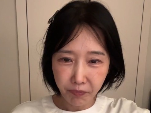 「58歳で落ちぶれてバスに乗る」“アラ還”韓国インフルエンサーが自虐、治療費持ち逃げ疑惑も話題に