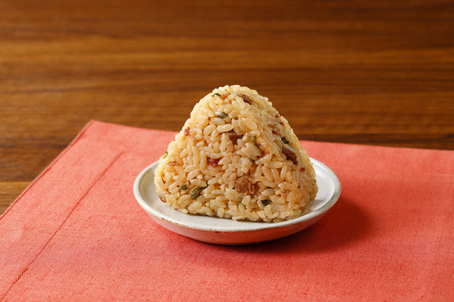 「らーめんや天金監修　正油ラーメンおにぎり」216円（税込）