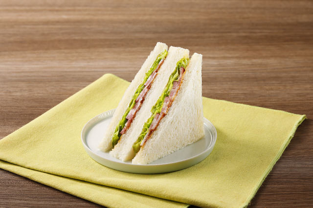 「函館カール・レイモンのベーコンレタスサンド」322円（税込）