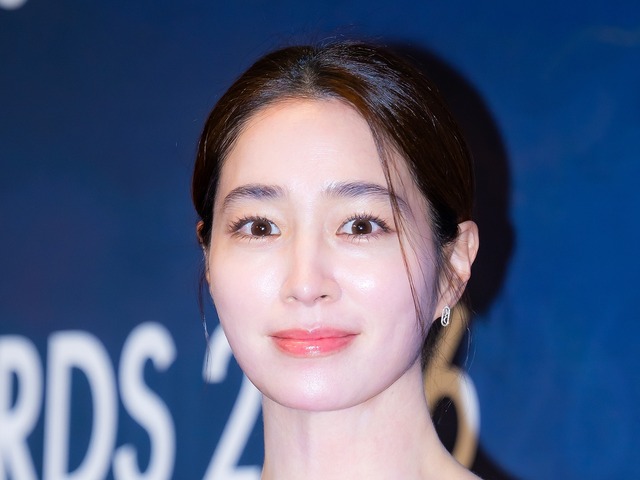 “イ・ビョンホンの妻”女優イ・ミンジョン、授賞式で報道陣のポーズのお願いを断る…その理由とは