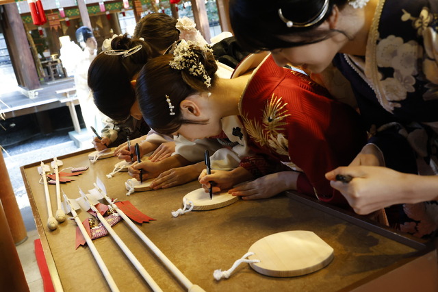 乃木坂46・乃木神社にて行われた成人式の様子（C）乃木坂46LLC