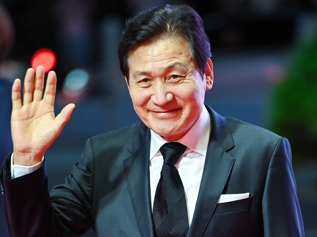 『イカゲーム』俳優ら韓国スターが参列し追悼…“国民俳優”アン・ソンギさん、最後の別れ