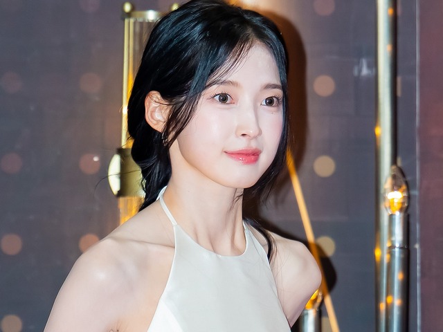 「直視できない！」アリン、大胆“バックレス”で魅了…美背中まる見えSHOTにドキッ【PHOTO】