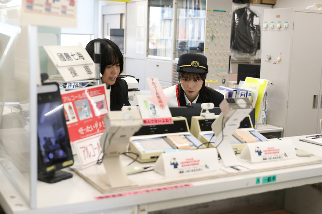運行管理者の業務体験をする丹生明里【撮影／平木昌宏】