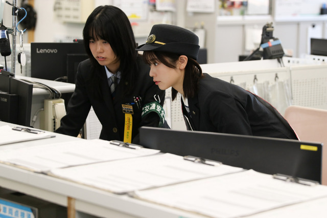 運行管理者の業務体験をする丹生明里【撮影／平木昌宏】