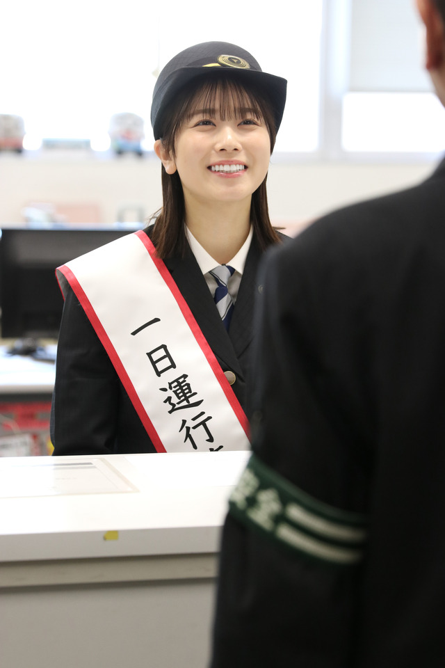 運行管理者の業務体験をする丹生明里【撮影／平木昌宏】