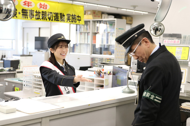 運行管理者の業務体験をする丹生明里【撮影／平木昌宏】