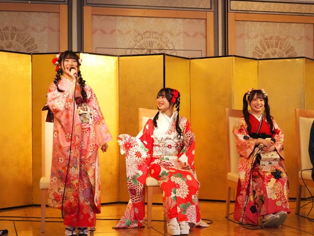 「わたち」と噛んだ河村を見上げる倉島(衣装協力・株式会社清水屋)　撮影／山田