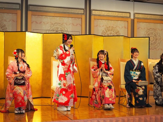 左から河村優愛、倉島杏実、大村杏、桒原椿(衣装協力・株式会社清水屋)撮影／山田