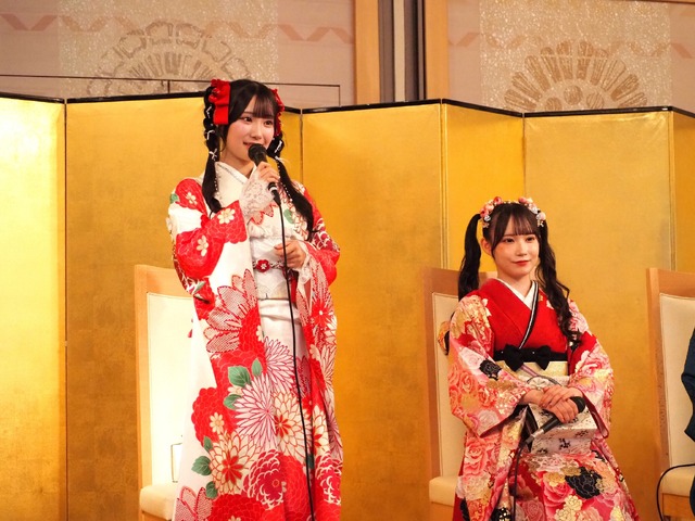 左から倉島杏実、大村杏(衣装協力・株式会社清水屋)　撮影／山田