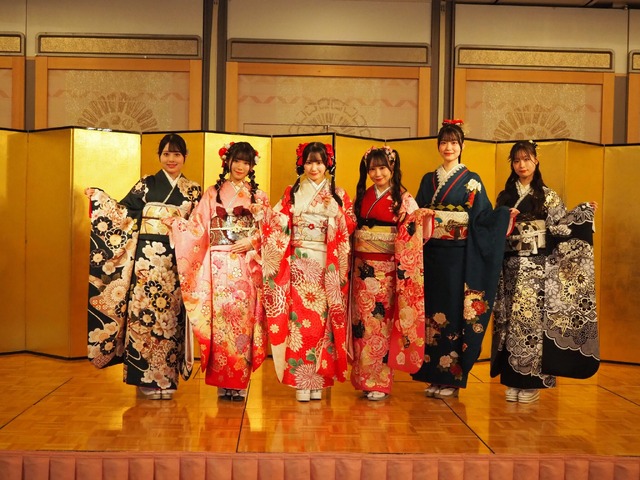 左から福原心春、河村優愛、倉島杏実、大村杏、桒原椿、雲井紗菜(衣装協力・株式会社清水屋)　撮影／山田