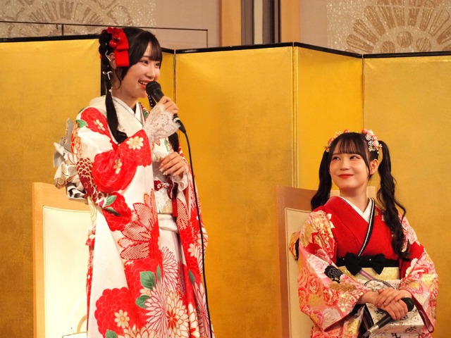 左から倉島杏実、大村杏(衣装協力・株式会社清水屋)　撮影／山田