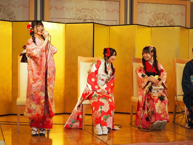 左から河村優愛、倉島杏実、大村杏(衣装協力・株式会社清水屋)　撮影／山田