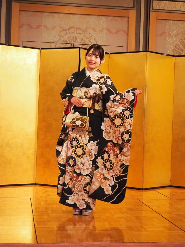 福原心春(衣装協力・株式会社清水屋)　撮影／山田