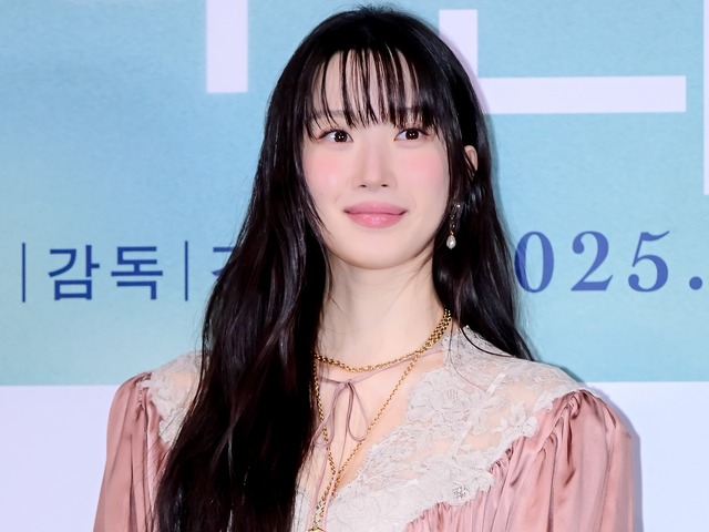 “ほぼ全部見えてる”衣装で話題に！ムン・ガヨン、深スリットのタイトドレスで太もも全開に【PHOTO】