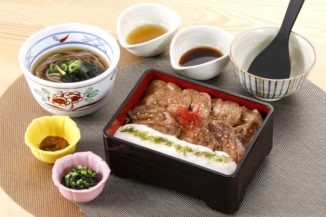 牛タンとろろ重膳（税込2,418円）