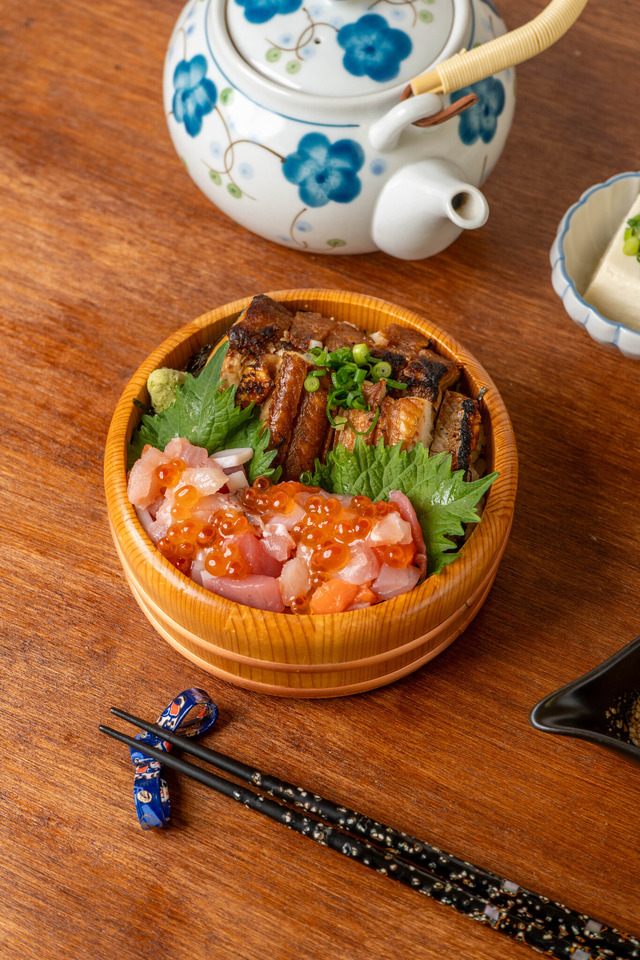 【穴子濱丼】価格：2,200円