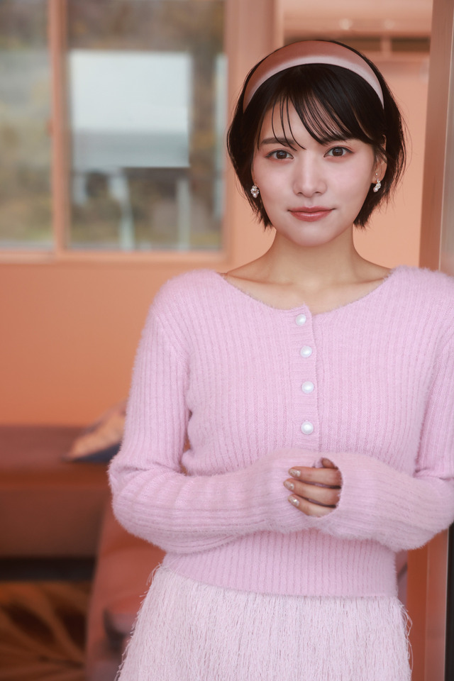 『松永有紗 卓上Calendar 2026.04-2027.03』(C)KADOKAWA／撮影：中山雅文