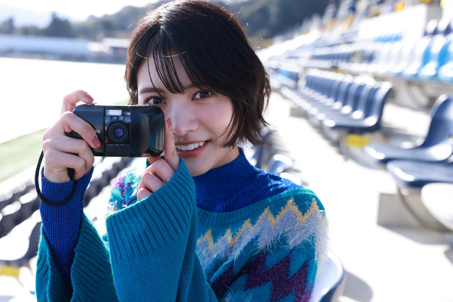 『松永有紗 卓上Calendar 2026.04-2027.03』(C)KADOKAWA／撮影：中山雅文