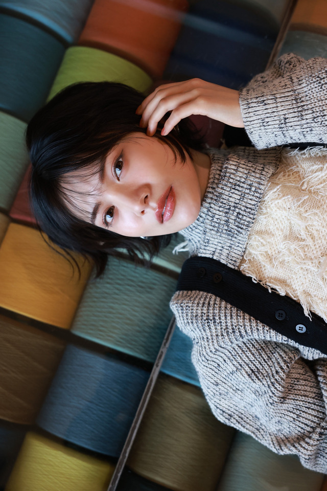 『松永有紗 卓上Calendar 2026.04-2027.03』(C)KADOKAWA／撮影：中山雅文