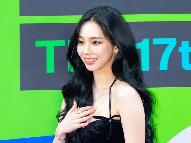 日本で大活躍！aespa・カリナ、ぴっちりニットで際立つボリューム感…光沢感あるヤワ肌も【PHOTO】