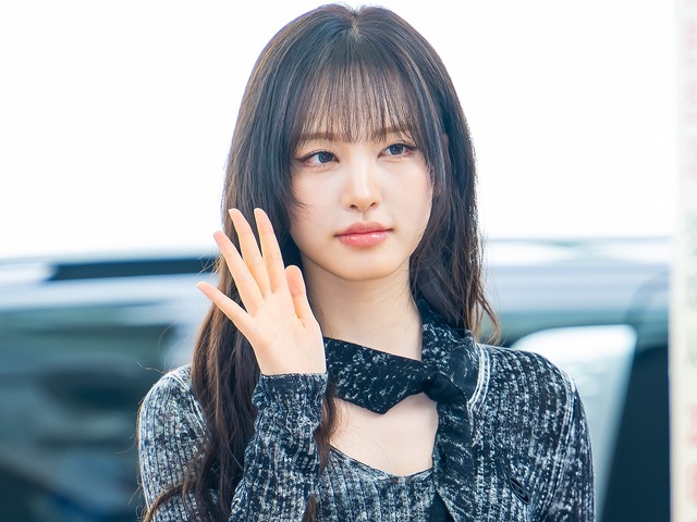 ずり落ちそう…IVE・リズ、“ゆるゆる胸元”のストラップレスドレス姿で誘惑【PHOTO】