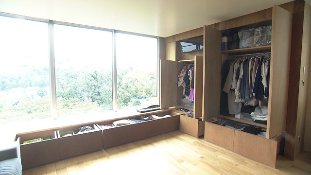 ６層目のリビングは、ベンチの中、壁一面もすべて大容量の収納スペース©MBS