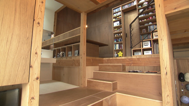 狭小住宅でよく使われるスキップフロアを取り入れ、段差部分を収納として活用©MBS