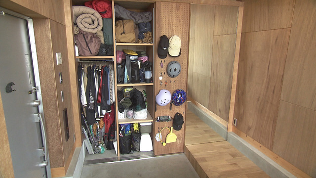 壁一面に大容量の収納スペースを備える広々とした玄関©MBS