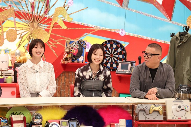 左から）岡崎紗絵、朝日奈央、長谷川忍（シソンヌ）（C）フジテレビ