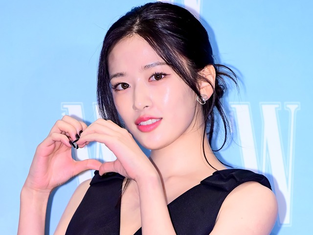 IVE・ユジン、海辺のスイムウェア姿に視線釘付け！「やばい」「アロハ美女」と反響【PHOTO】