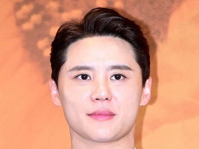 「流し台に新聞紙敷いて用を足した」元東方神起・ジュンス、幼い頃の生活苦を吐露