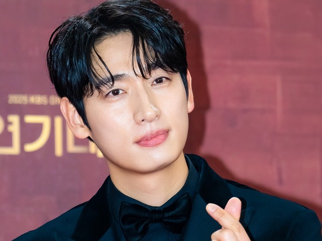 “電撃結婚”が話題を集めた俳優ユン・バク、結婚2年4カ月で第1子誕生！「母子ともに健康」