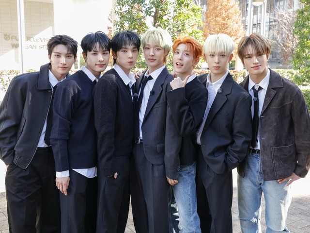 “NiziUの弟”NEXZ、初のLIVE映像作品ジャケット公開！全国ツアーの感動が蘇るモノクロビジュアルに注目