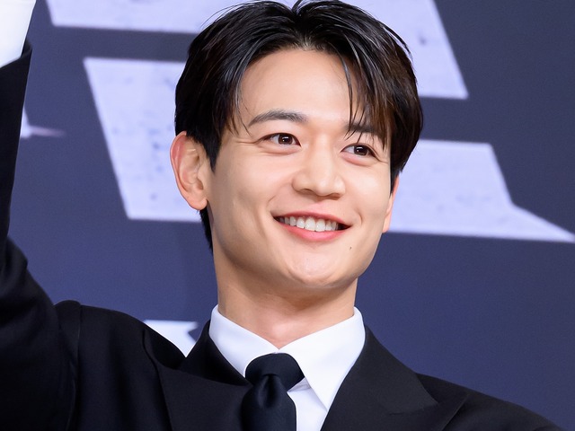 SHINee・ミンホ、ファッション誌で色気あふれる“眼差し”披露！2025年を振り返り「充実した1年」