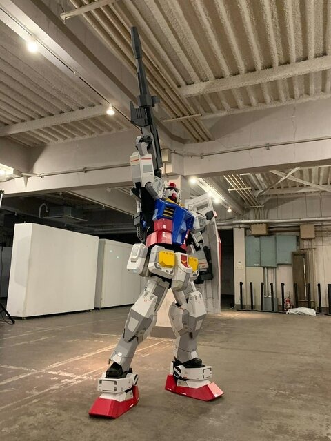 ガンダム姿で結婚式に参列!?　「スーツで来て」と言われて“モビルスーツ”参戦を決めた男性に驚きと笑いの声