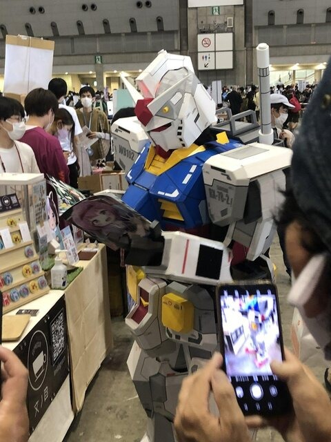 ガンダム姿で結婚式に参列!?　「スーツで来て」と言われて“モビルスーツ”参戦を決めた男性に驚きと笑いの声