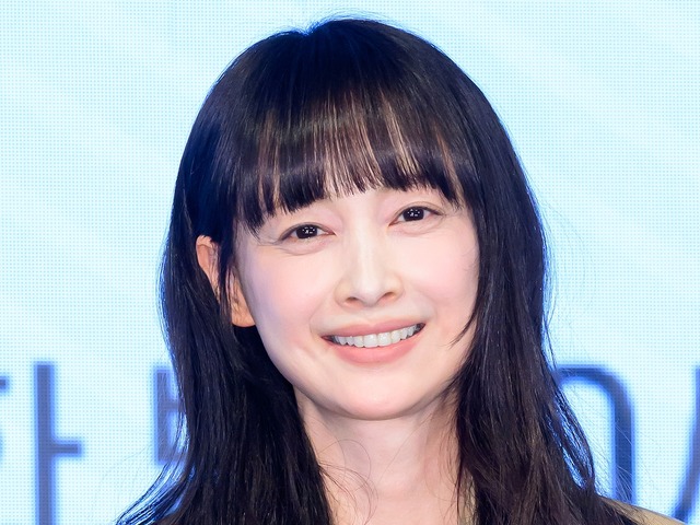 元祖“韓流四天王”の夫ウォンビンが「頑張れ」と応援！ 女優イ・ナヨン、新ドラマ制作発表会に登場