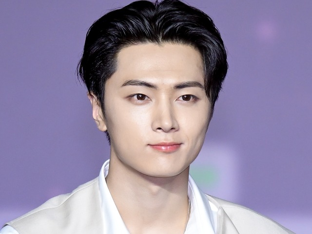 「これは反則」ENHYPEN・ジェイ、カウボーイ風コーデで見せた“爆イケビジュアル”にファン悶絶！