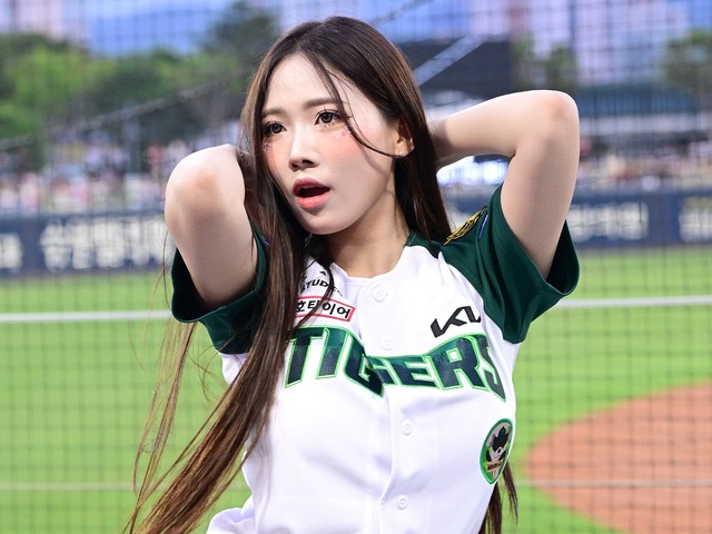 美ワキ丸出しのぴっちりニットで視線を独占…20歳韓国チアガール、“大人の色気”あふれる妖艶姿