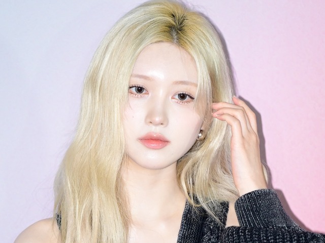 IVE・ガウル、誘惑的な“寝そべりショット”にファン騒然…きらめくボディに視線集中「妖艶すぎる」