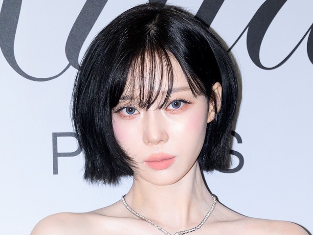 aespa・ウィンター、“美デコルテ”際立つ純白ドレスでイベントに登場！優雅なオーラで魅了